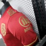 camiseta-bayern-munich-edicion-especial-125-años-2025-2026-puño-izquierdo