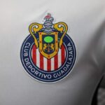 camiseta-chivas-segunda-equipacion-version-jugador-2024-2025-escudo