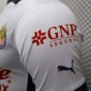 camiseta-chivas-segunda-equipacion-version-jugador-2024-2025-puño-izquierdo
