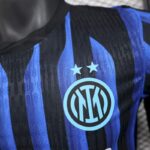 camiseta-inter-de-milan-primera-equipacion-version-jugador-2025-2026-escudo