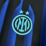 camiseta-inter-milan-primera-equipacion-2025-2026-escudo