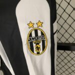 camiseta-juventus-primera-equipacion-manga-larga-retro-1997-1998-escudo