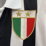 camiseta-juventus-primera-equipacion-retro-1984-1985-escudo