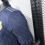 camiseta-juventus-tercera-equipacion-manga-larga-version-jugador-2024-2025-hombro