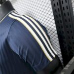 camiseta-juventus-terrace-icons-version-jugador-2025-2026-puño-izquierdo