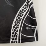 camiseta-real-madrid-edicion-especial-dragon-negro-2023-2024-pretina