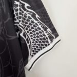 camiseta-real-madrid-edicion-especial-dragon-negro-2023-2024-puño-izquierdo