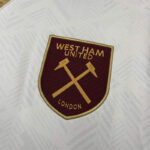 camiseta-west-ham-tercera-equipacion-2024-2025-escudo