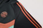 chandal-bayern-de-munich-2024-2025-hombro