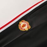 chandal-manchester-united-rojo-2024-2025-escudo-pantalon