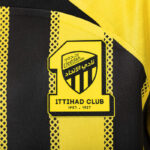conjunto-niño-Al-Ittihad-primera-equipacion-2024-2025-escudo