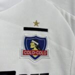 conjunto-niño-colo-colo-primera-equipacion-2025-2026-escudo