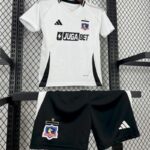 conjunto-niño-colo-colo-primera-equipacion-2025-2026-lateral