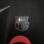 conjunto-niño-fc-barcelona-segunda-equipacion-2024-2025-escudo