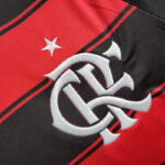 conjunto-niño-flamengo-primera-equipacion-2025-2026-escudo