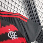 conjunto-niño-flamengo-primera-equipacion-2025-2026-puño-izquierdo
