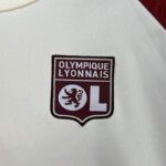 conjunto-niño-olympique-lyon-tercera-equipacion-2024-2025-escudo