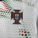 conjunto-niño-portugal-segunda-equipacion-2025-2026-escudo