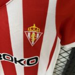 conjunto-niño-sporting-gijon-primera-equipacion-2024-2025-escudo-camiseta