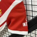 conjunto-niño-sporting-gijon-primera-equipacion-2024-2025-puño-izquierdo