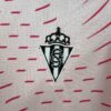 conjunto-niño-sporting-gijon-tercera-equipacion-2024-2025-escudo