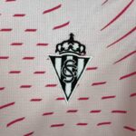 conjunto-niño-sporting-gijon-tercera-equipacion-2024-2025-escudo