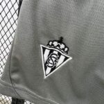 conjunto-niño-sporting-gijon-tercera-equipacion-2024-2025-escudo-pantalon-corto