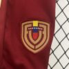 conjunto-niño-venezuela-primera-equipacion-2024-2025-escudo-pantalon-corto