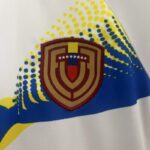 conjunto-niño-venezuela-segunda-equipacion-2024-2025-escudo