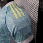 Camiseta-Juventus-Segunda-equipacion-version-jugador-2025-2026-puño-izquierdo