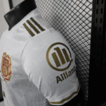 Camiseta-bayern-de-munich-125-aniversario-version-jugador-blanco-2025-2026-puño