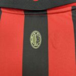 camiseta-ac-milan-edicion-commemorativa-125-aniversario-escudo