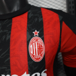 camiseta-ac-milan-primera-equipacion-2025-2026-escudo