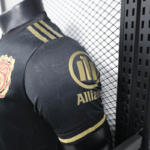 camiseta-bayern-munich-125-aniversario-version-jugador-2025-2026-puño-izquierdo