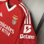 camiseta-benfica-primera-equipacion-2024-2025-puño
