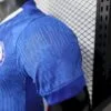 camiseta-chelsea-primera-equipacion-version-jugador-2025-2026-puño-izquierdo