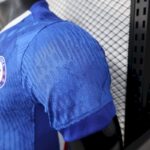 camiseta-chelsea-primera-equipacion-version-jugador-2025-2026-puño-izquierdo