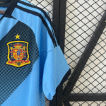 camiseta-españa-segunda-equipacion-retro-2012-puño-izquierdo