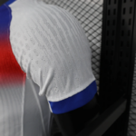 camiseta-inglaterra-primera-equipacion-version-jugador-2025-2026-puño-izquierdo