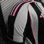 camiseta-juventus-primera-equipacion-version-jugador-2025-2026-puño