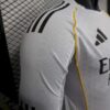 camiseta-real-madrid-primera-equipacion-2025-2026-puño-derecho