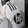 camiseta-real-madrid-primera-equipacion-2025-2026-puño-izquierdo