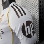 camiseta-real-madrid-primera-equipacion-2025-2026-puño-izquierdo