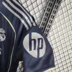 camiseta-real-madrid-segunda-equipacion-2025-2026-puño-izquierdo