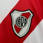 camiseta-river-plate-primera-equipacion-retro-2006-2007-escudo