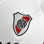 camiseta-river-plate-tercera-equipacion-2025-2026-escudo
