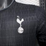 camiseta-tottenham-segunda-equipacion-version-juagdor-2025-2026-escudo