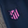 chandal-atletico-de-madrid-rosa-2024-2025-escudo-pantalon