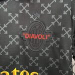 conjunto-niño-ac-milan-cuarta-equipacion-off-white-2024-2025-escudo