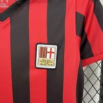 conjunto-niño-ac-milan-edicion-conmemorativa-125-aniversario-escudo